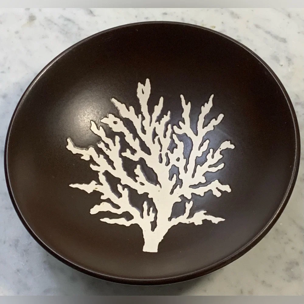 Z GALLERIE CORAL LEAF SOUP BROWN WITH CREAM 7.25 IN NEW ROUND